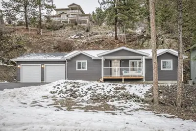 Image de Cozy Rancher with Hot Tub near Lake Access & Ski