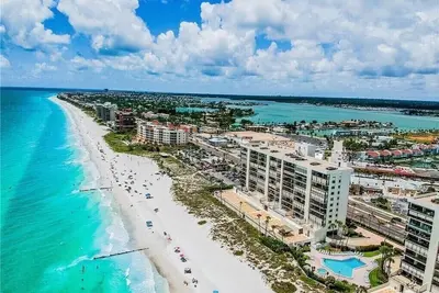 Image de **2 bedroom/2 bath- Brand New Madeira Beach condo steps from John’s Pass