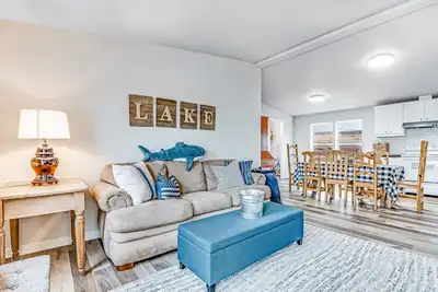 Image de Lakefront retreat near town with spacious deck, free WiFi, beach access, & views