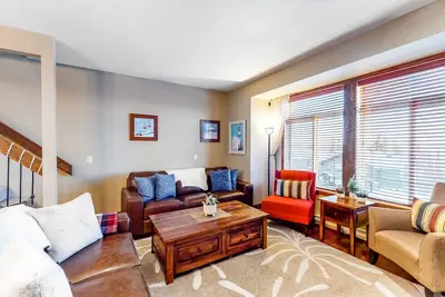 Image de Ski-in/out, dog-friendly townhouse with a private hot tub