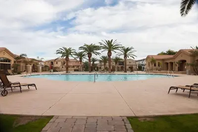 Image de Gated townhouse with 2 suites, heated pool and spa