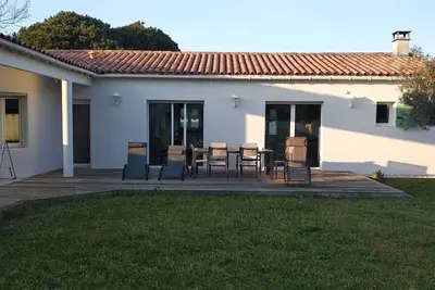 Image de Maison De Plain Pied Avec Grand Jardin Clos Et Proche Plage Pour 6 Personnes