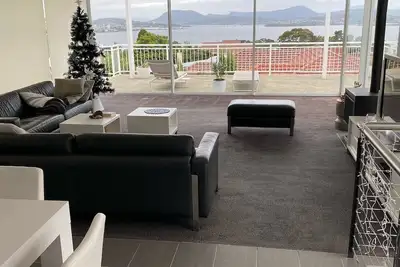 Image de Stunning property three storey four bedrooms with two pools views of Hobart