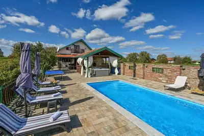 Image de Belle maison Ă Prugovac avec sauna