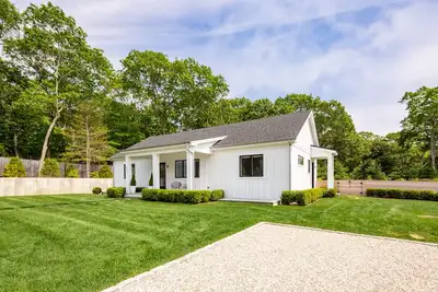 Image de Amagansett Gated and Private Modern Ranch