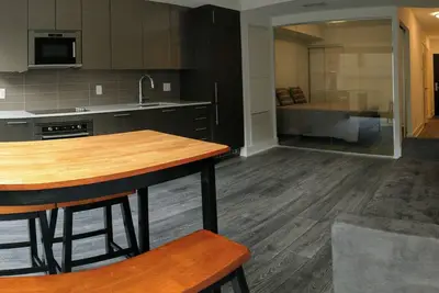 Image de Beautiful Furnished Condo next to College Subway Station