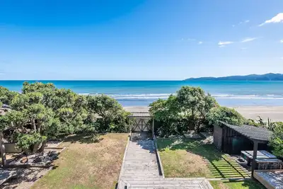 Image de Beachfront with room for everyone!