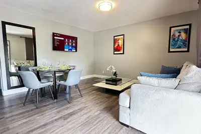 Image de Suite d'une chambre avec cuisine complète et piscine : Confort pour votre séjour