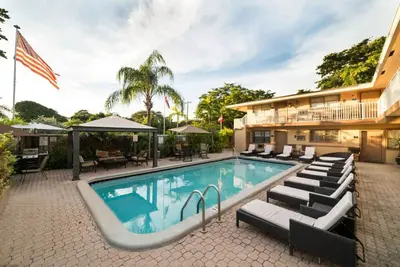 Image de Suite à Trois Chambres avec Cuisine Complète et Piscine