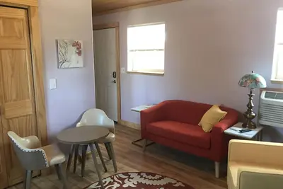 Image de The Red Station by Glacier - Apartment #2 with Ac and laundry