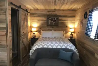 Image de The Red Station by Glacier - Cabin #5 with Ac and laundry