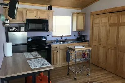 Image de The Red Station by Glacier - Apartment #1 with Ac and laundry