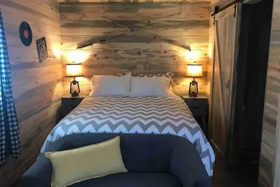 Image de The Red Station by Glacier - Cabin #6 with Ac and laundry