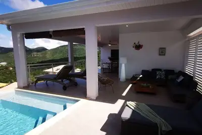 Détente au bord de la piscine à la villa Lylo caraibes