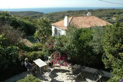 Image de maison d´architect avec une vue fantastique sur la mer à Almocageme/Colares