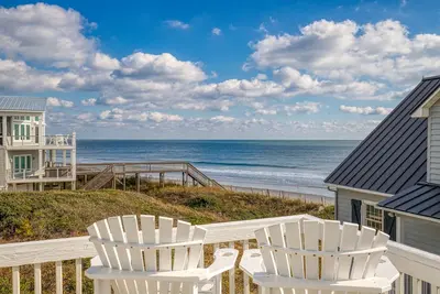 Image de Star Struck- Oceanfront B/Pool/Steps from the Beach!