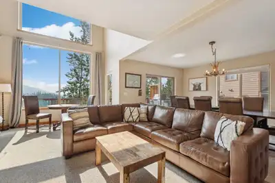 Image de Incredible views, ski in ski out, sleeps 16, hot tub and fire pit!