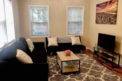 Image de ★ WelcomingTownhome★King Bed★ Long Term Stays★Unc★