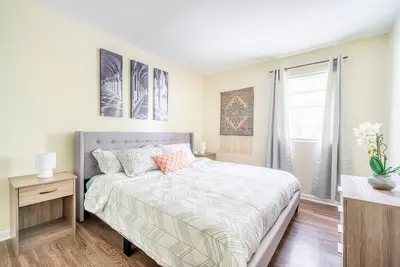 Image de ★Cool Crib ★ King Bed ★ Long Term Stays ★ Duke★