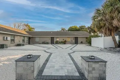 Image de 》Hip Urban Getaway Next to Downtown, with Firepit, 3 Bedrooms, Sleeps 6《