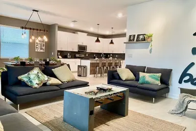 Image de Luxury 6 Bedroom 5 bath poolHome 214