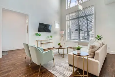 Image de 22- Large Modern Home- The Music City Collection