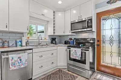Image de Coastal Getaway w/ Golf Cart. Tons of amenities- Pickleball, pools, putt-putt.