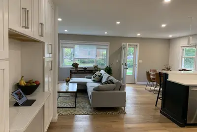 Image de Seasonal or short term, modern 4-bedroom on quiet, tree-lined street