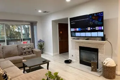 Image de Stay & Unwind: Wi-Fi, Cable, Netflix, Fireplace, Garage, W/D in unit.