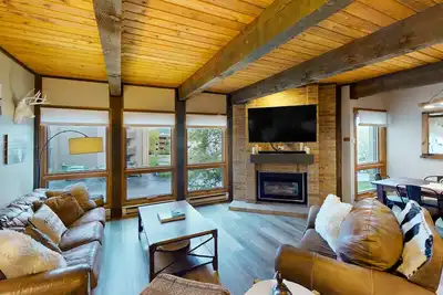 Image de Newly updated home near gondola with pool, hot tubs, fireplace & washer/dryer