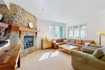 Image de Inviting Condo at Smugglers’ Notch Resort w/ Free Ski Shuttle