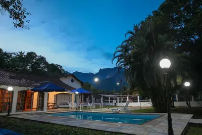 Maravilhosa Casa com Lazer Completo: Piscina, Rio, Salão de Jogos, Quadra e Mais