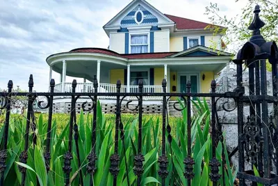 Image de Lovely Victorian Mansion Centrally Located