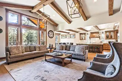 Image de Luxurious home with private hot tub, game room firepit, pool & tennis court