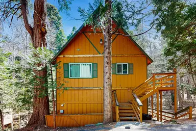 Image de Fantastic & private lake retreat with spacious deck - perfect location near town