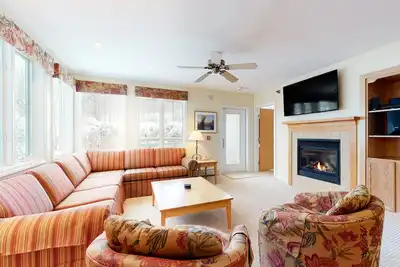 Image de Dreamy Ski-In/Ski-Out Condo at Smugglers’ Notch w/ Shared Pool