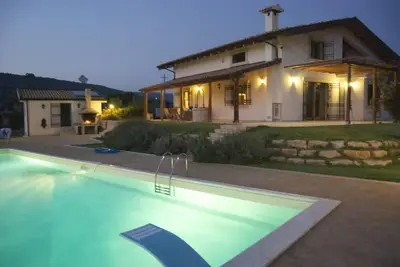 Image de Studio dans villa de campagne avec piscine