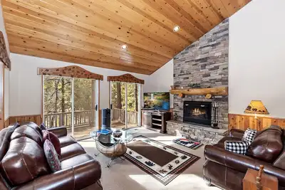 Image de Falling Leaves by Destination Big Bear : Premiere Moonridge Cabin Offering a Perfect Setting for Escaping to the Mountains!