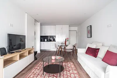 Image de Savory Red Apartment, Ac, Wifi! new!