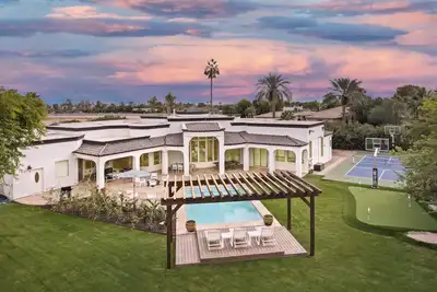 Image de Sleeps 19, 7bdr Estate! Sports Court, Putting Green, Pool | Farrier by AvantStay