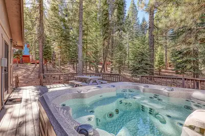 Image de Dog-Friendly Northstar Home w/ Private Hot Tub