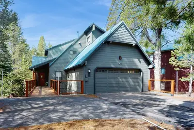 Image de Two-Story, Family-Friendly Home with Full Kitchen & Washer/Dryer