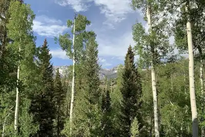 Image de Beautiful ski-in/ski-out condo with creek and mountain views