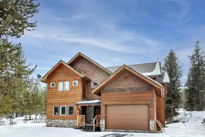 Image de Wonderful 5 bdrm cabin on 1acre wooded lot with stream