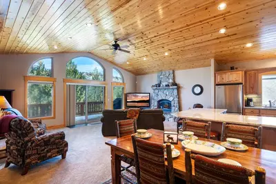 Image de Creekside Mountain Retreat w/ Views & Hot Tub