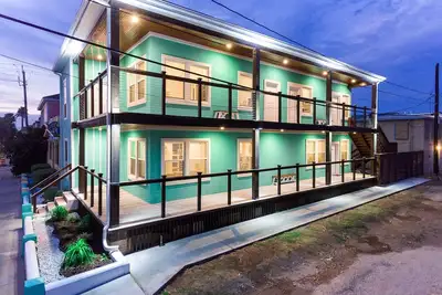 Image de Beautiful Second Floor Studio**Amazing Location! !