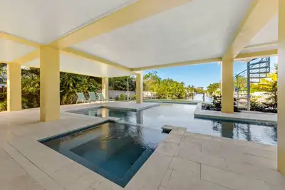 Image de Yellowfin Inn: Luxury canal-front, pool home on Anna Maria Island