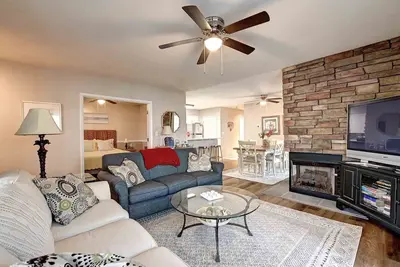 Image de 3 Bed/2 Bath Condo in the Sea Colony Community! ! Indoor Pool, Outdoor Pools, Private Beach, Fitness Center, Tennis, and Shuttle!
