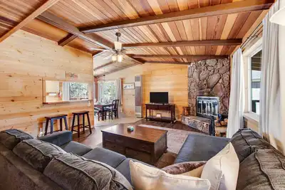 Image de Dog-friendly mountain getaway near town & skiing w\/ gas grill & spacious deck