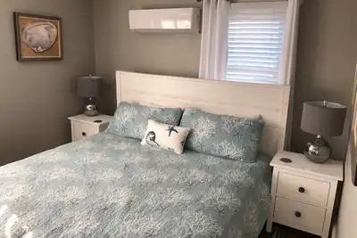 Image de Cozy 3br w/King Bed. Renovated Bath. Walk to beach, town, shopping & restaurants